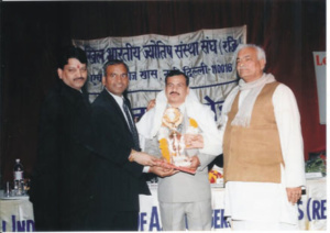 Maharishi Tilak Raj honored by Shri Shukdev Chaturvedi, Shri Arun Bansal and Pt. Jai Prakash Sharma (Lal Dhage wale)