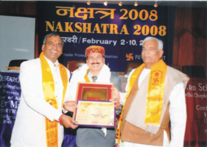 Maharishi Tilak Raj honored by Shri Arun Bansal and Shri Shukdev Chaturvedi in Nakshatra 2008 at Pragati Maidan