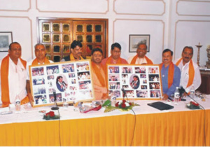 Maharishi Tilak Raj gifted the potraits to Pt. Jai Prakash Sharma (Lal Dhage wale) in Le Meridian on August 17, 2007. (From left to right) Acharya Vinay Singhal, Shri K.P. Mudgil ji, Pt. Jai Prakash Sharma (Lal Dhage wale), Shri Purnottam Dixit, Shri Vikram Dev Dutt, Shri Arun Bansal, Maharishi Tilak Raj and Shri Pradeep Kumar ji